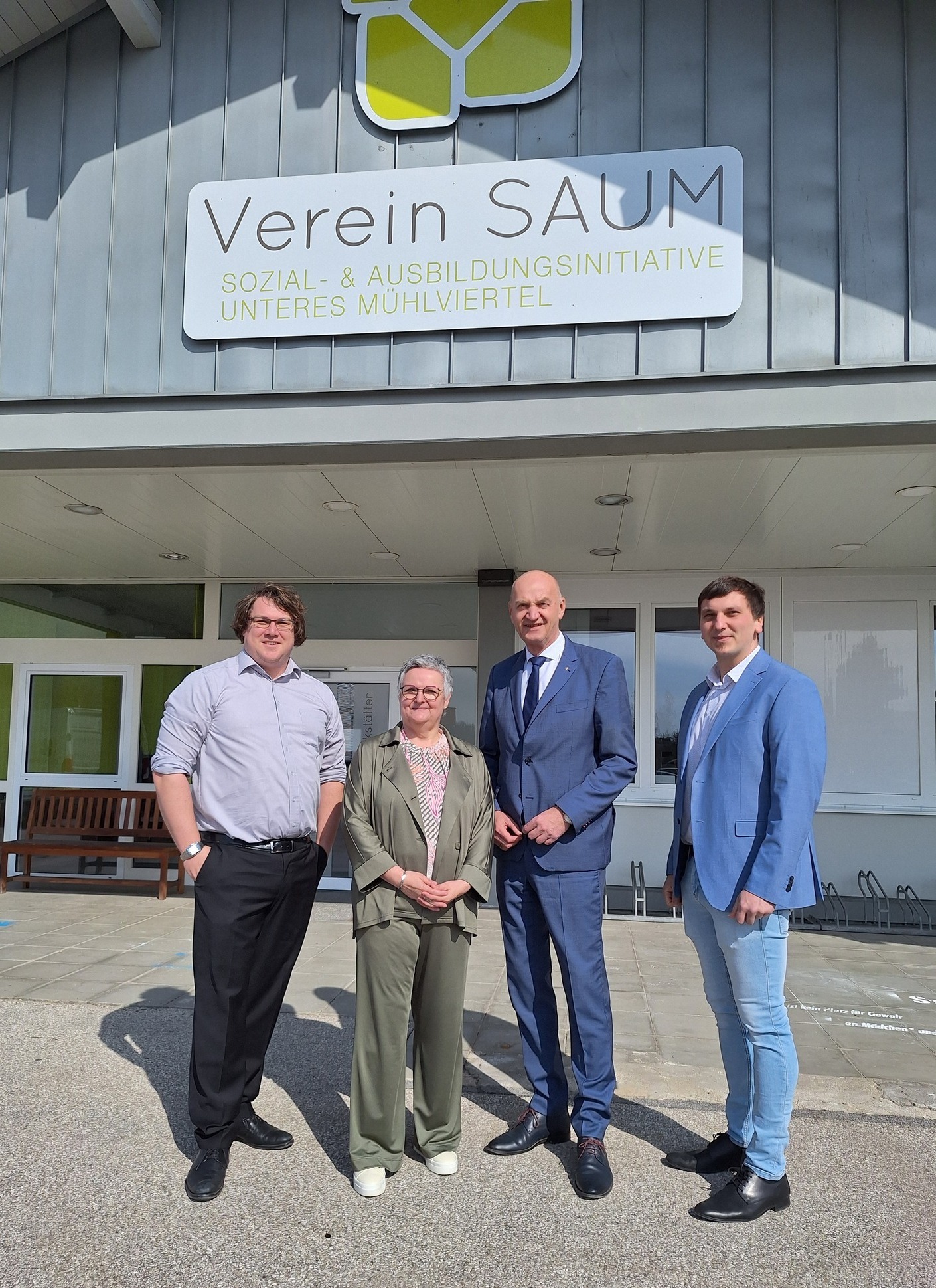 Collage aus drei Fotos: Links oben rollt eine Person Teig aus, links unten werden Kekse auf ein Blech gelegt, rechts stehen zwei Frauen in einer Werkstatt zwischen Maschinen und Holzkisten.