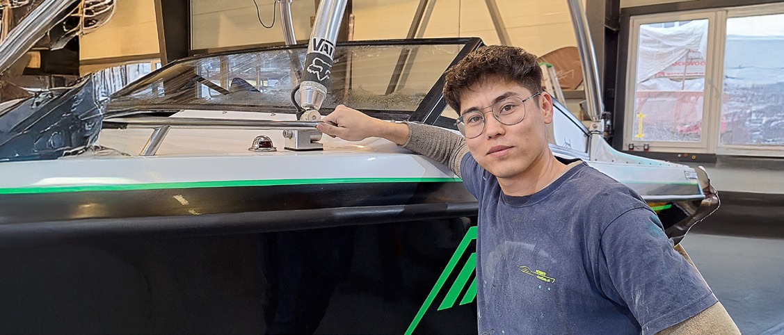 Collage aus drei Fotos: Links oben rollt eine Person Teig aus, links unten werden Kekse auf ein Blech gelegt, rechts stehen zwei Frauen in einer Werkstatt zwischen Maschinen und Holzkisten.