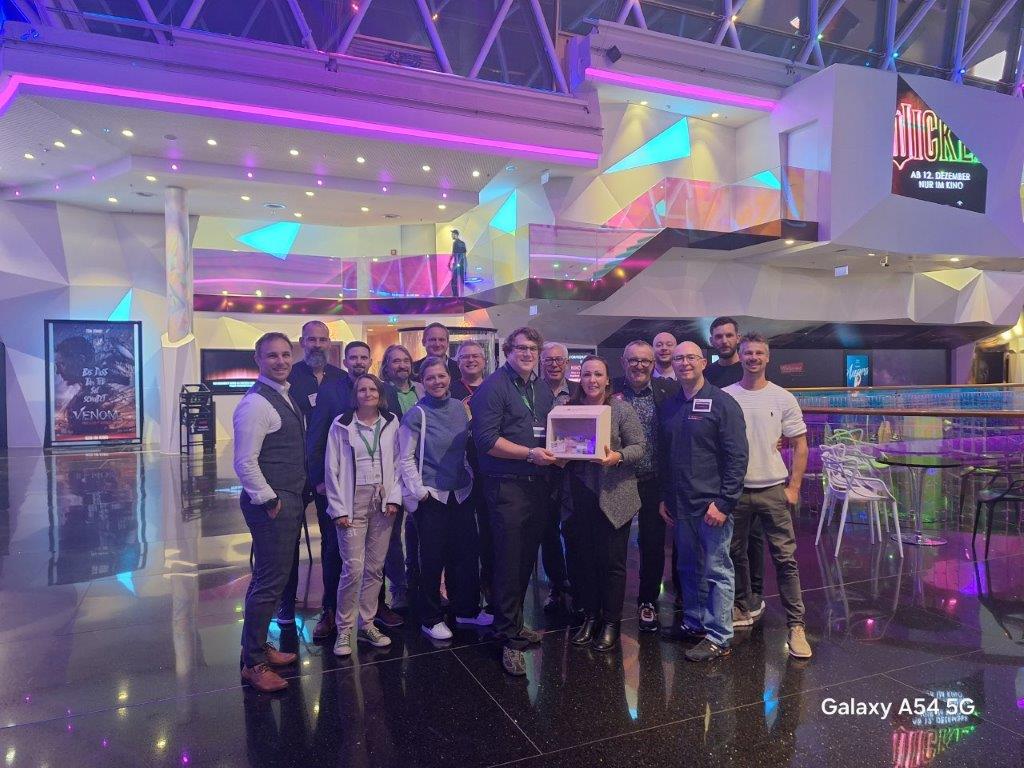 Collage aus drei Fotos: Links oben rollt eine Person Teig aus, links unten werden Kekse auf ein Blech gelegt, rechts stehen zwei Frauen in einer Werkstatt zwischen Maschinen und Holzkisten.