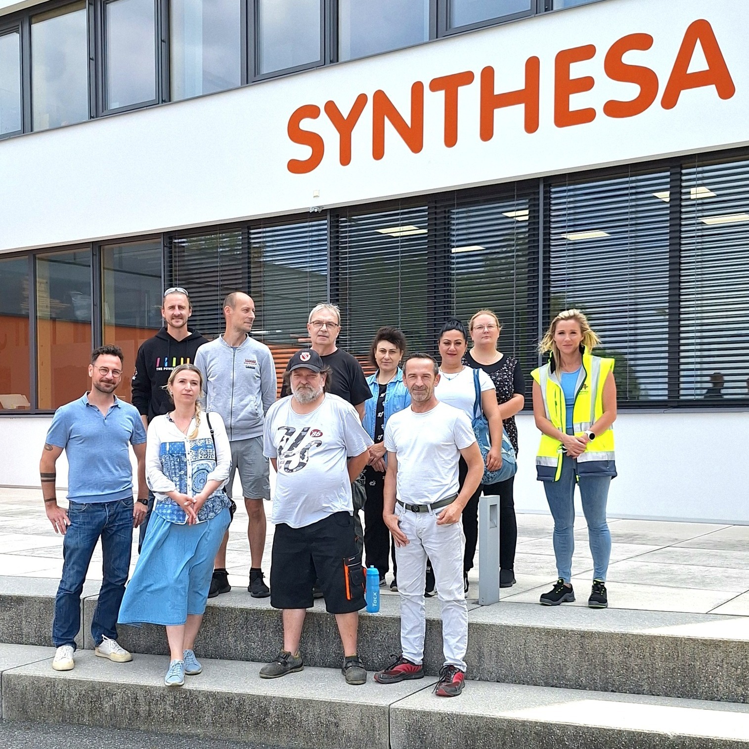 Collage aus drei Fotos: Links oben rollt eine Person Teig aus, links unten werden Kekse auf ein Blech gelegt, rechts stehen zwei Frauen in einer Werkstatt zwischen Maschinen und Holzkisten.