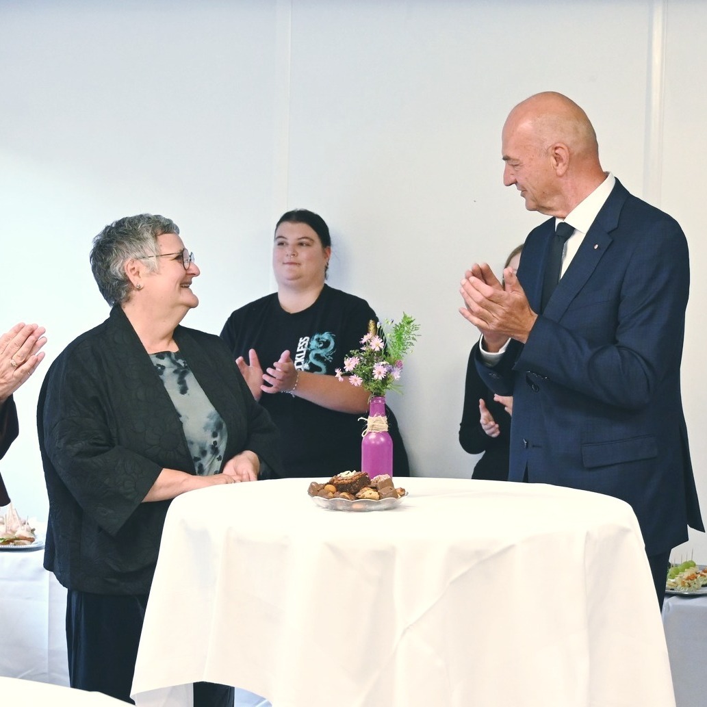 Collage aus drei Fotos: Links oben rollt eine Person Teig aus, links unten werden Kekse auf ein Blech gelegt, rechts stehen zwei Frauen in einer Werkstatt zwischen Maschinen und Holzkisten.