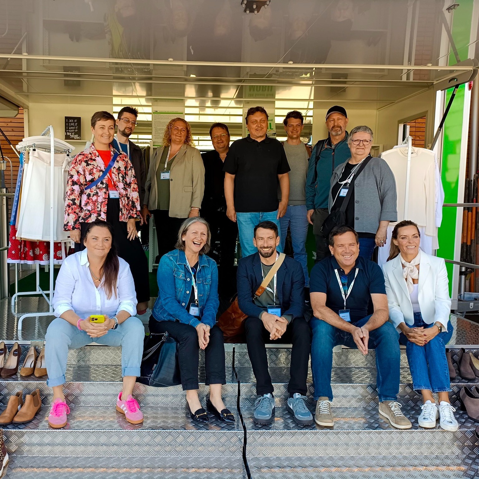 Collage aus drei Fotos: Links oben rollt eine Person Teig aus, links unten werden Kekse auf ein Blech gelegt, rechts stehen zwei Frauen in einer Werkstatt zwischen Maschinen und Holzkisten.