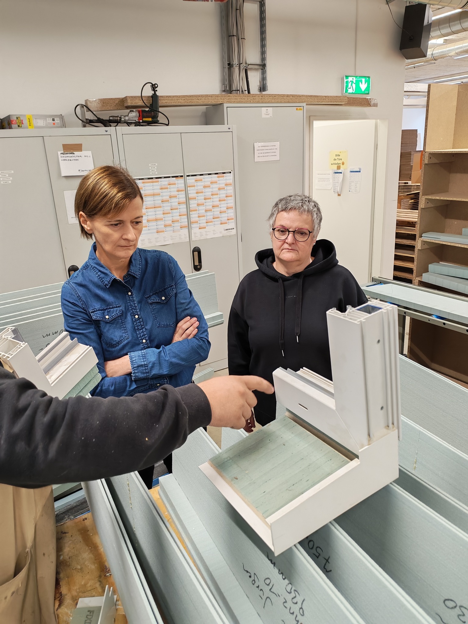 Collage aus drei Fotos: Links oben rollt eine Person Teig aus, links unten werden Kekse auf ein Blech gelegt, rechts stehen zwei Frauen in einer Werkstatt zwischen Maschinen und Holzkisten.