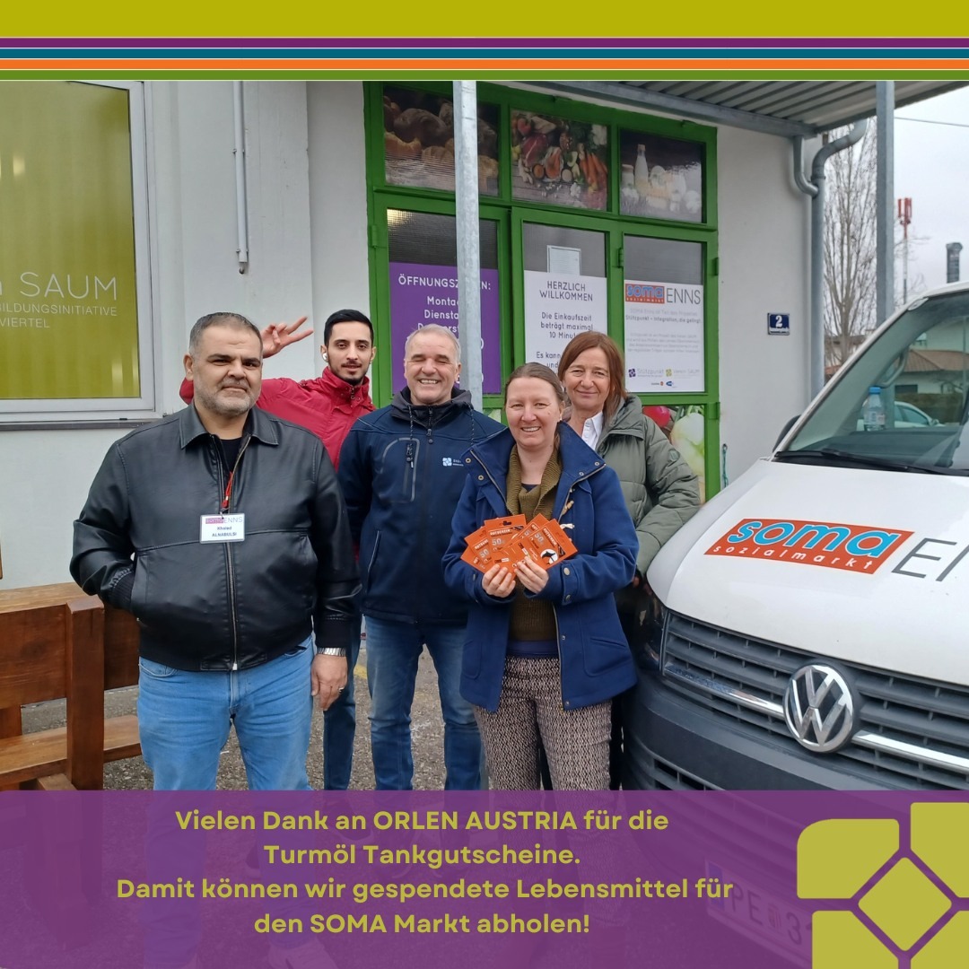 Collage aus drei Fotos: Links oben rollt eine Person Teig aus, links unten werden Kekse auf ein Blech gelegt, rechts stehen zwei Frauen in einer Werkstatt zwischen Maschinen und Holzkisten.